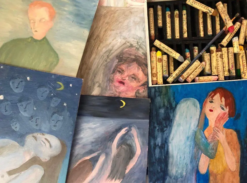 Dans l’atelier d’Elena Wolska : peintures en cours et boîte de pastels à l’huile