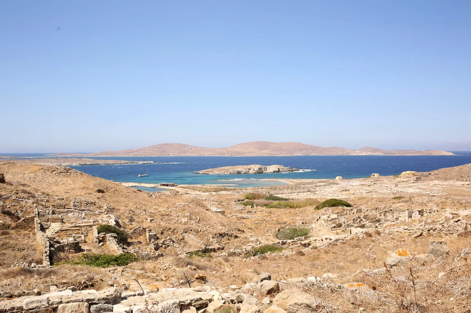 L’île sacrée de Délos vue des hauteurs, deuxième lieu de consécration de La Petite Pythie d’Elena Wolska
