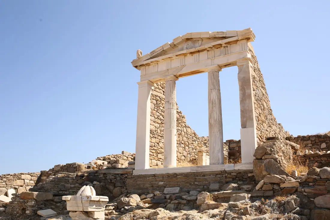 Le temple d’Isis à Délos, au pied duquel Elena Wolska a consacré les cartes de La Petite Pythie